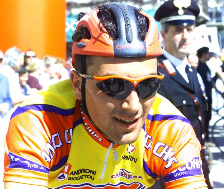 Campione del mondo under 23 sul circuito olandese di Valkernburg, Ivan Basso passa professionista all&#39;inizio di maggio del 1999 con la maglia della Riso Scotti e corre il suo primo Giro d&#39;Italia. Ivan  cresciuto nella squadra Giovanissimi di Cassano Magnago e, in seguito, con la prestigiosa Zalf Fior: la volata non  la sua specialit, ma in compenso in salita  capace di progressioni impressionanti. Nel 2000 finisce sotto l&#39;ala protettiva di Davide Boifava, maestro di Chiappucci e Pantani, e indossa la maglia dell&#39;Amica Chips-Tacconi Sport con cui vince due tappe al Regio Tour. Bettini